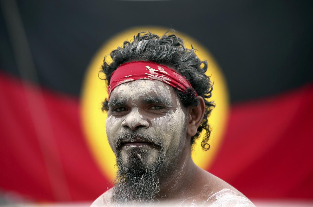 Créé en 1971, le drapeau va très vite devenir le symbole des Aborigènes d'Australie qui n'ont obtenu le statut de citoyens à part entière que quatre an plus tôt. [keystone - Rick Rycroft]