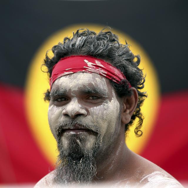 Créé en 1971, le drapeau va très vite devenir le symbole des Aborigènes d'Australie qui n'ont obtenu le statut de citoyens à part entière que quatre an plus tôt. [keystone - Rick Rycroft]