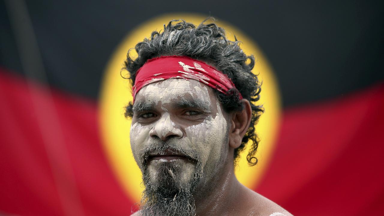 Créé en 1971, le drapeau va très vite devenir le symbole des Aborigènes d'Australie qui n'ont obtenu le statut de citoyens à part entière que quatre an plus tôt. [keystone - Rick Rycroft]