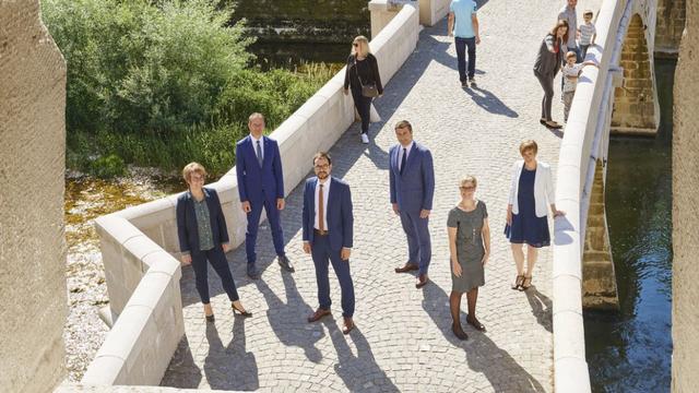 La photo officielle du Gouvernement jurassien en 2020 avec de gauche à droite Nathalie Barthoulot (PS), David Eray (PCSI), Martial Courtet (PDC), Jacques Gerber (PLR), Rosalie Beuret Siess (PS) et Gladys Winkler Docourt (chancelière). [jura.ch]