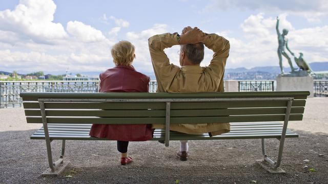 Un couple assis sur un banc à Zurich. [Keystone - Gaëtan Bally]