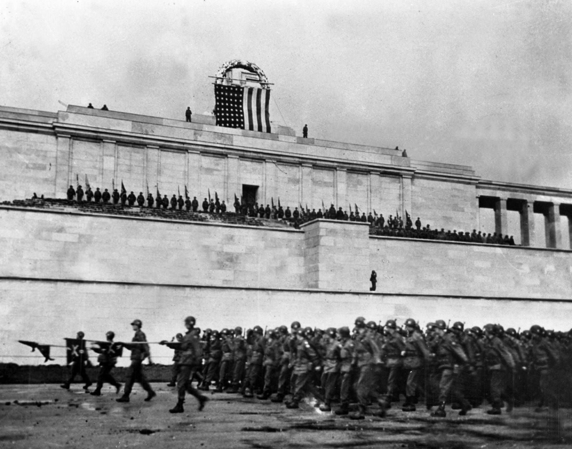 Le 22 avril 1945, dans le stade de la ville, le général Alexander Patch se tient à la tribune où se tenait Hitler. [AFP - Usis-Dite/Leemage]
