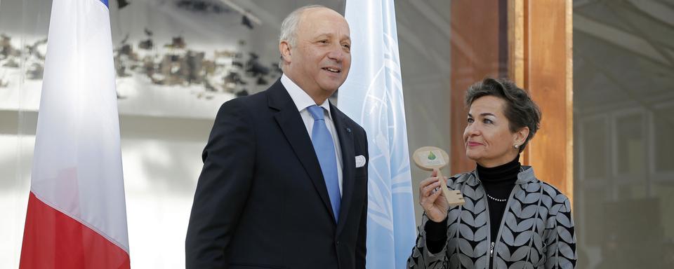 Le ministre français des Affaires étrangères, Laurent Fabius remet les clés du Bourget à la chef du climat des Nations Unies, Christiana Figueres, sur le lieu de la COP 21 (28 novembre 2015) [AP Photo - Laurent Cipriani]