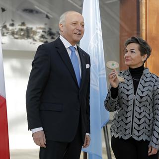 Le ministre français des Affaires étrangères, Laurent Fabius remet les clés du Bourget à la chef du climat des Nations Unies, Christiana Figueres, sur le lieu de la COP 21 (28 novembre 2015) [AP Photo - Laurent Cipriani]