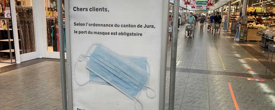 Le Jura prolonge de trois mois le port obligatoire d'un masque de protection dans les magasins. [RTSinfo - Gaël Klein]