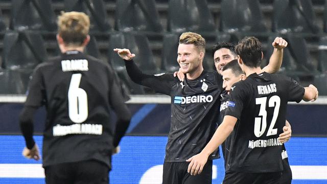 Elvedi félicité par ses partenaires après avoir inscrit le 2-0 pour Gladbach. [Martin Meissner]