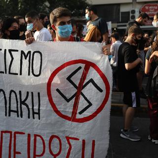 Devant le tribunal à Athènes, près de 8000 personnes attendaient le verdict historique du procès contre le parti d'extrême droite Aube dorée. [keystone - Yorgos Karahalis]