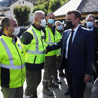 Le président français Emmanuel Macron s'est rendu dans les zones sinistrées, ici à Tende. [Keystone - Christophe Simon - EPA]