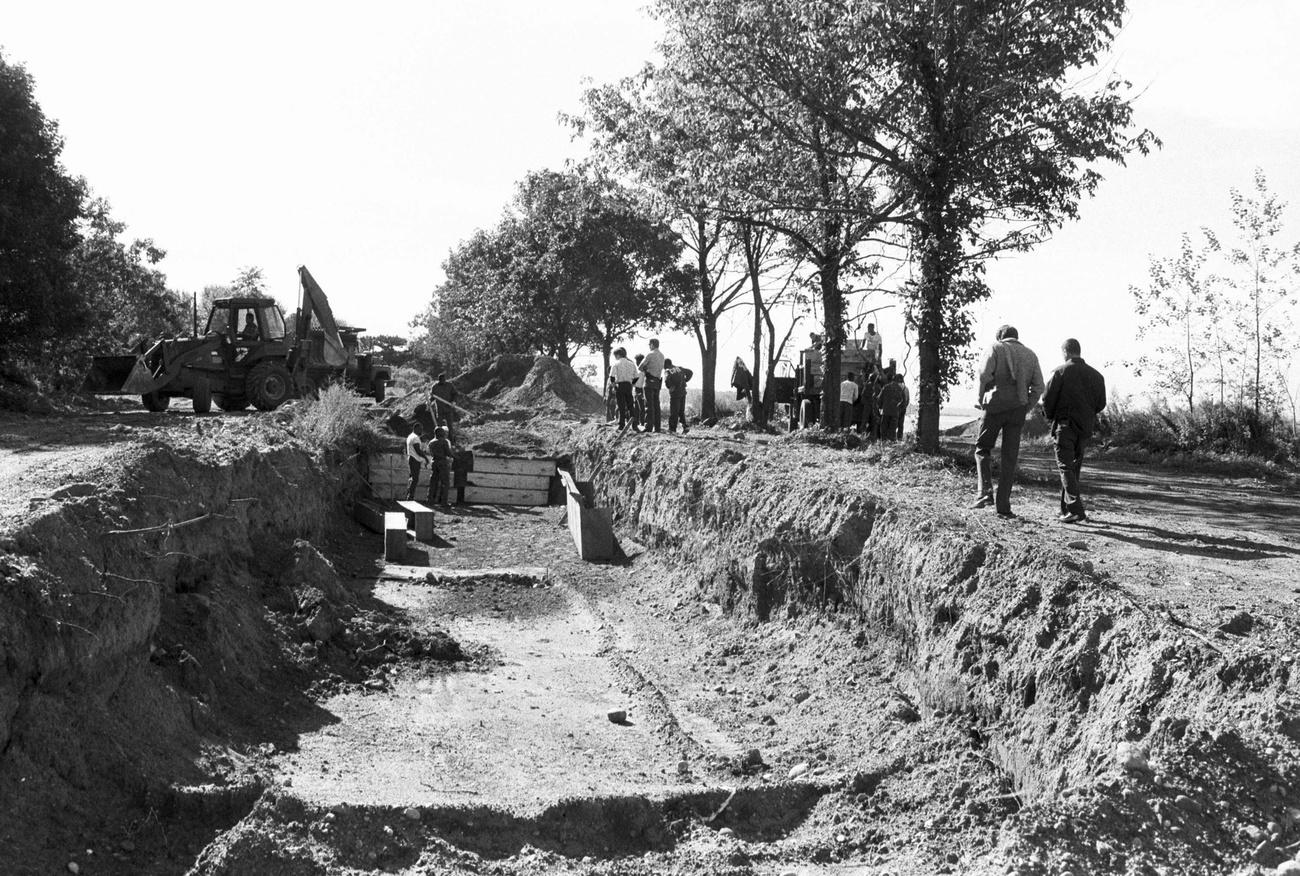 Une fosse commune pour adultes photographiée sur Hart Island le 13 septembre 1990. Depuis 1869, plus de 800'000 personnes ont été enterrées dans le lieu dit "Potter's field". [Keystone/AP photo - Claire Yaffa]