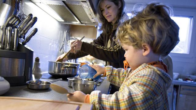 La pression sociale qui pèse encore et toujours sur les mères les poussent parfois au bord du gouffre. [Keystone - Gaëtan Bally]