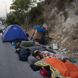 Les migrants dorment à même le sol sur l'ile de Lesbos. [AP Photo/Keystone - Petros Giannakouris]