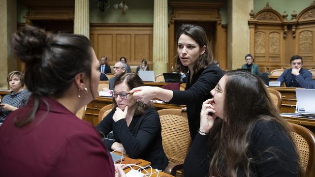 Mattea Meyer, conseillère naitonale socialiste zurichoise, en discussion avec des collègues de parti, le 19 décembre 2019.