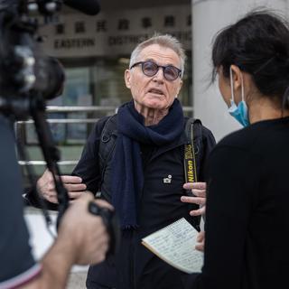 Marc Progin interrogé par des journalistes à la sortie du tribunal, le 13 novembre 2020. [Keystone - Jérôme Favre]