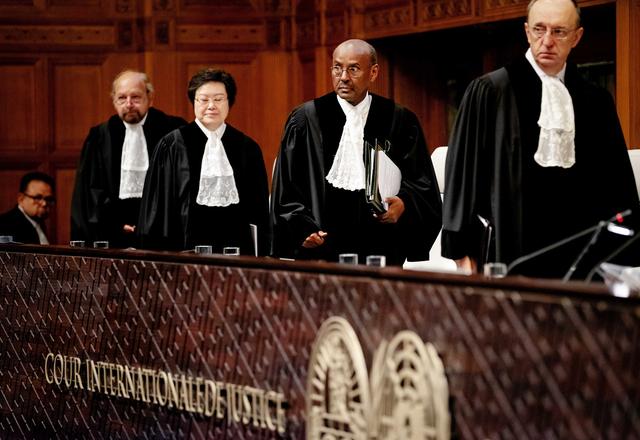 Le juge président de la Cour internationale de justice (CIJ), Abdulqawi Ahmed Yusuf (centre), a ordonné à la Birmanie de prendre "toutes les mesures" en son pouvoir pour prévenir un éventuel génocide à l'encontre de la minorité musulmane des Rohingyas. [Keystone/epa - Robin Van Lonkhuijsen]