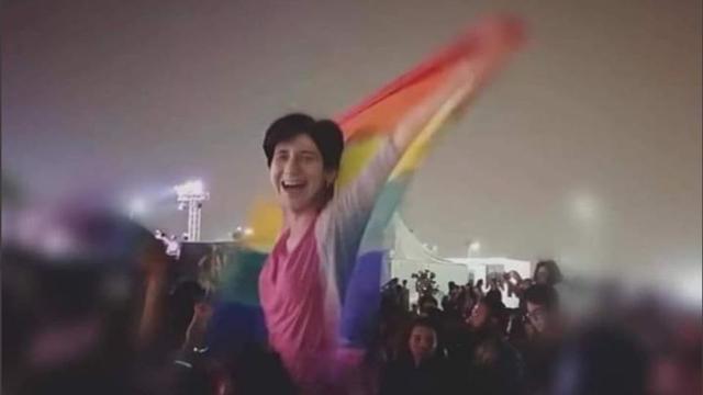 Sarah Hegazi avait brandi le drapeau arc-en-ciel de la communauté LGBTQIA+ lors d'un concert au Caire en 2017. [Twitter/Amr Magdi - Photo capture d'écran]