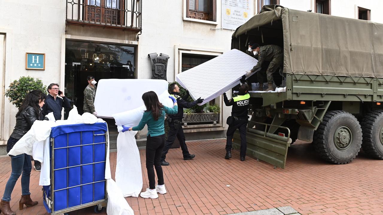 L'armée livre des équipements hospitaliers dans un hôtel d'Alcala de Henares, dans la région de Madrid. [EPA/Keystone - Fernando Villar]