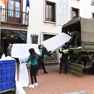 L'armée livre des équipements hospitaliers dans un hôtel d'Alcala de Henares, dans la région de Madrid. [EPA/Keystone - Fernando Villar]
