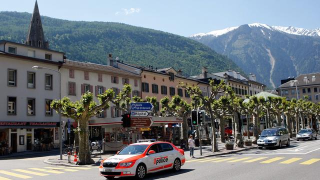 Une voiture de police sur la Place Centrale de Martigny (image d'illustration). [Keystone - Jean-Christophe Bott]