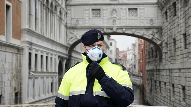 A Venise, le Carnaval est raccourci à cause du coronavirus. [Keystone/EPA - Andrea Merola]