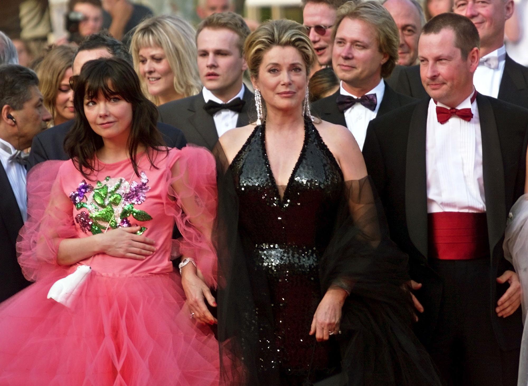Björk avec sa fameuse robe rose, Catherine Deneuve et Lars Von Trier à leur arrivée au Palais des Festivals de Cannes en 2000.