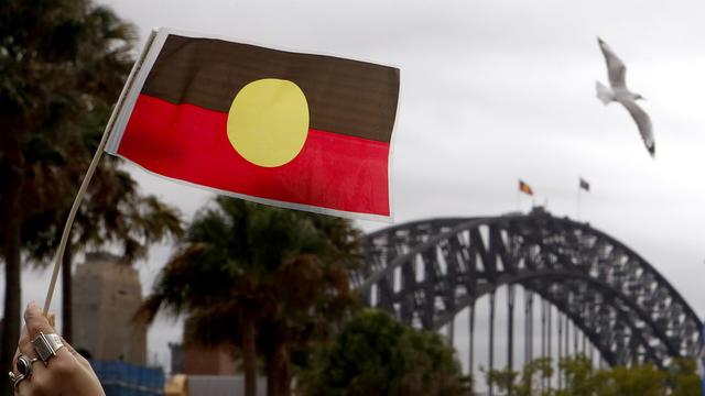 Le drapeau aborigène est l'un des deux drapeaux officiels de l'Australie depuis 1995. [keystone - Daniel Munoz]