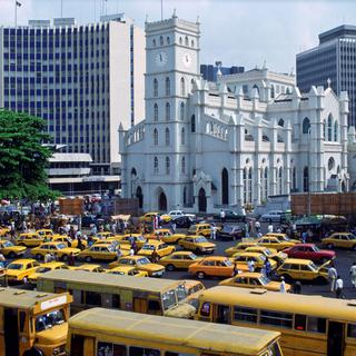 Les bus sont omniprésents à Lagos. [robertharding via AFP - TIM GRAHAM / Robert Harding Heritage]