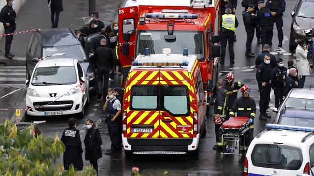 Une attaque au hachoir a fait deux blessés le 25 septembre à Paris devant les anciens locaux de Charlie Hebdo, en plein procès de l'attentat meurtrier qui avait visé l'hebdomadaire satirique en janvier 2015. [Keystone - EPA/IAN LANGSDON]