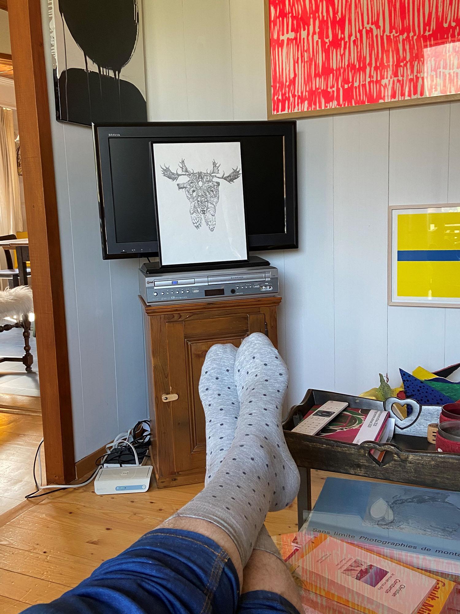 Tableau-TV 59, une œuvre de l'artiste David Weishaar et des chaussettes à petits-pois. [DR - Laurent Delaloye]