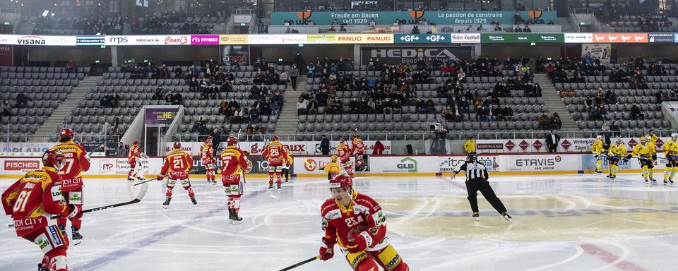 Alors que les matchs doivent à nouveau se jouer à huit clos, les ligues de football et de hockey s'inquiètent et redoutent la faillite. [keystone - Peter Schneider]