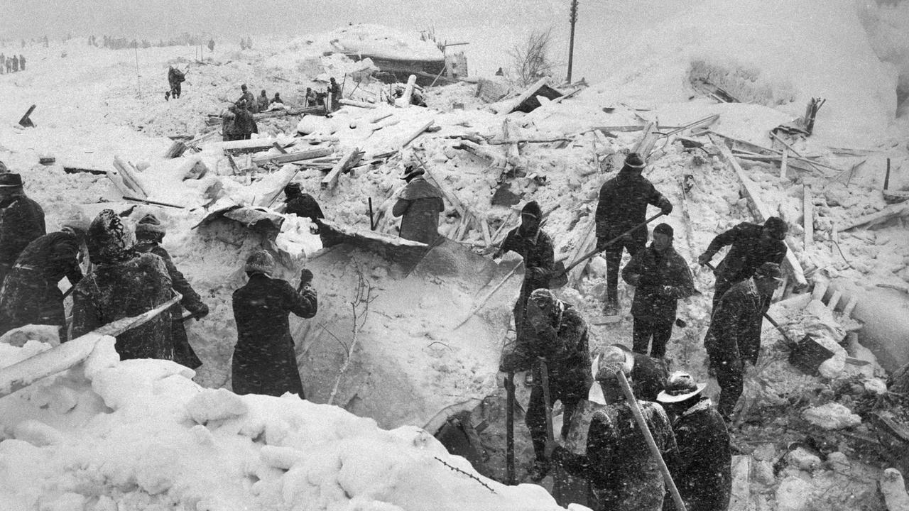 L'avalanche avait emporté de nombreuses maisons ainsi que le mess des officiers. [Archive Photo-Press/Keystone - Alain Gassmann]