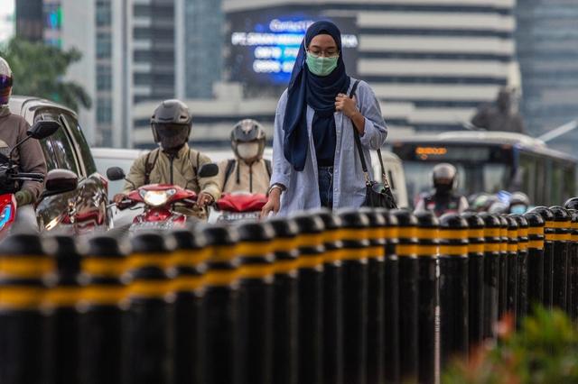 Jakarta va augmenter les restrictions à partir de vendredi jusqu'au 8 janvier, enjoignant les employés à travailler en majorité chez eux après une hausse des contaminations. Les festivités du Nouvel An ont été interdites dans l'espace public dans la capitale, comme à Bali et dans les régions de Java centre et le sud des Célèbes. Jakarta, le 11 décembre 2020. [NurPhoto via AFP - Afriadi Hikmal]