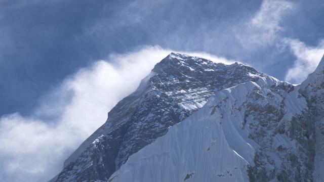 Les conditions climatiques rendent l'ascension de l'Everest très difficile en hiver (ici en mars 2005) [CC BY 2.0 - r hyland]