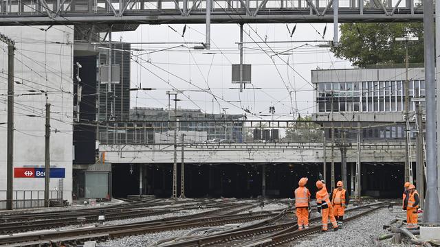 A la suite d'une panne, 400 passagers de deux trains bloqués entre Berne et Wankdorf ont été évacués. [Keystone - Anthony Anex]