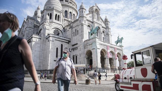 A Paris, le masque est désormais obligatoire dans certaines zones, notamment touristiques. [EPA/Keystone - Julien de Rosa]