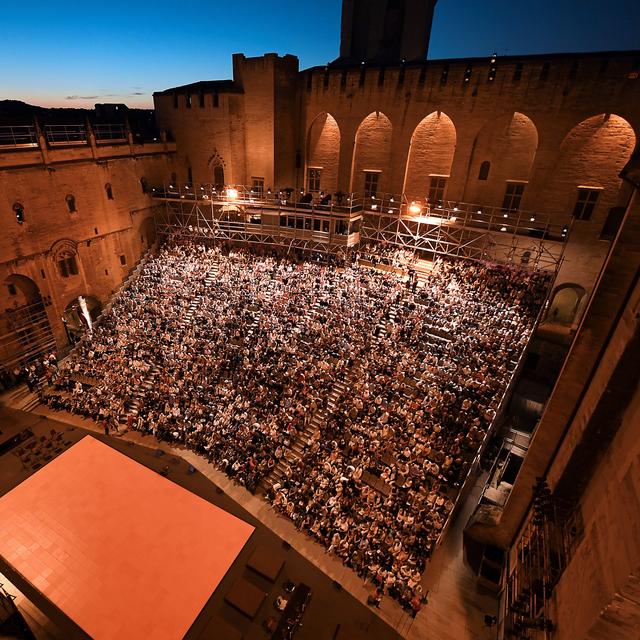 Une représentation d'un spectacle dans la cour du Palais des Papes lors du Festival d'Avignon, le 6 juillet 2016. [AFP - BORIS HORVAT]