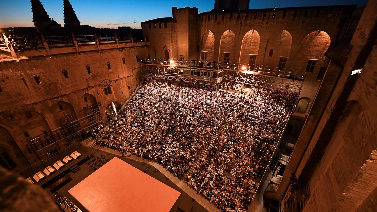 Une représentation d'un spectacle dans la cour du Palais des Papes lors du Festival d'Avignon, le 6 juillet 2016. [AFP - BORIS HORVAT]