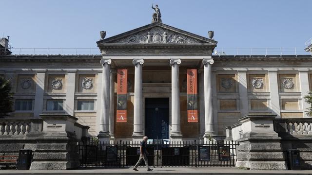 La toile en question intitulée "Tête d'un homme barbu" va être présentée dans l'exposition en cours Young Rembrandt au musée Ashmolean d'Oxford. [afp - Adrian Dennis]