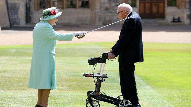 Tom Moore, un ancien combattant centenaire a été fait chevalier par la reine Elizabeth II. [Reuters - Chris Jackson]