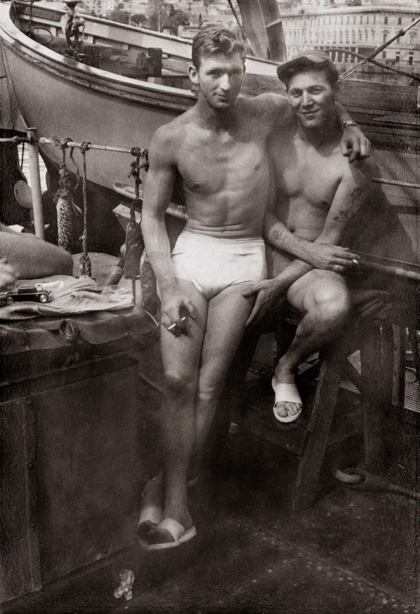 Une photo non datée figurant dans le livre "Ils s'aiment. Un siècle de photographie d'hommes amoureux, 1850-1950". [DR - Les Arènes/Editions 5 Continents.]