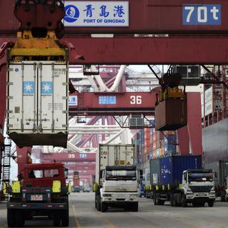 Containers are loaded onto a cargo ship for export at a port in Qingdao in east China's Shandong province, Thursday Sept. 08, 2016. China's exports rose in August for the first time in two years, while the contraction in imports narrowed in a positive sign for global economic growth. (Chinatopix via AP) [Chinatopix/AP/Keystone]