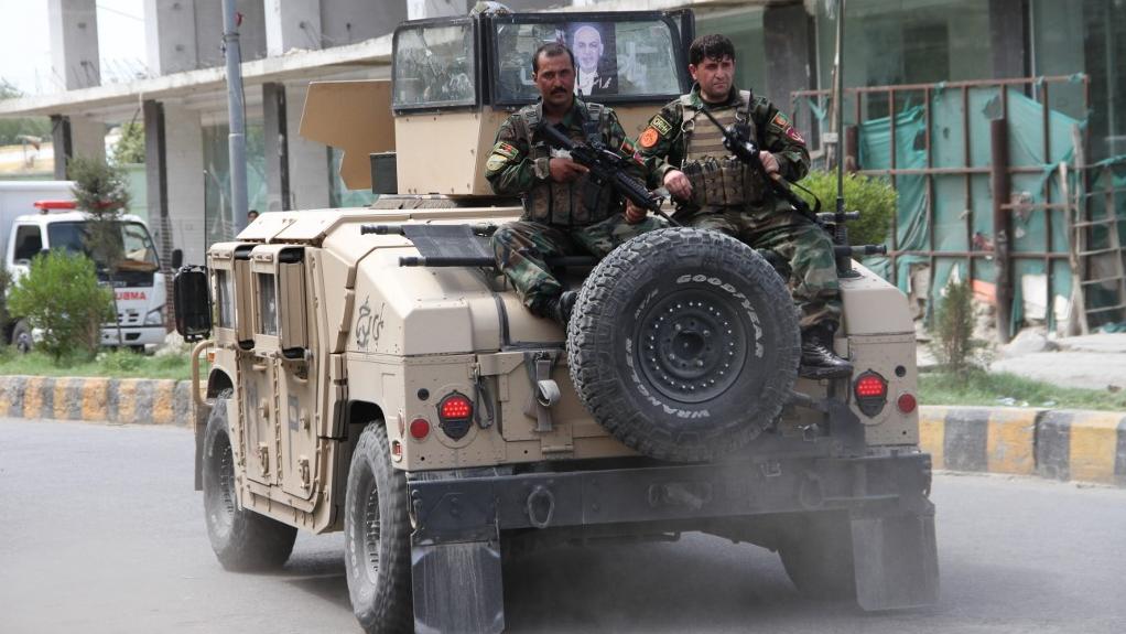 Les forces de sécurité afghanes devant la prison de Jalalabad où une bombe a tué 29 personnes. [Anadolu Agency via AFP - Wali Sabawoon]