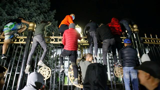 Les manifestants s'en sont pris au centre du pouvoir et sont entrés dans le bâtiment sans la moindre difficulté. [Vladimir Pirogov]