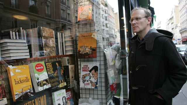 Pierre Astier, agent littéraire, pose le 13 décembre 2006 devant la librairie "L'Humeur vagabonde" à Paris. [AFP - Pierre Verdy]