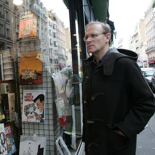 Pierre Astier, agent littéraire, pose le 13 décembre 2006 devant la librairie "L'Humeur vagabonde" à Paris. [AFP - Pierre Verdy]