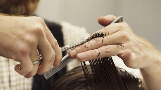 Les salons de coiffure pourront ouvrir le 27 avril 2020. [afp - Mint Images]