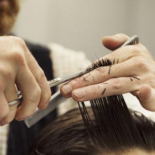 Les salons de coiffure pourront ouvrir le 27 avril 2020. [afp - Mint Images]