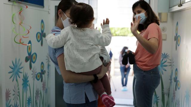 Une pétition fribourgeoise demande aux autorités d'abandonner l'obligation de porter le masque pour le personnel des crèches (image d'illustration). [Keystone/EPA - Estela Silva]