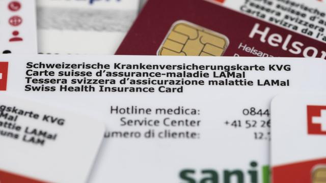 Les cartes de différentes caisses maladie en Suisse. [Keystone - Christian Beutler]