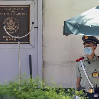 Le drapeau américain a été abaissé lundi matin au consulat des Etats-Unis à Chengdu. [Keystone/EPA - Alex Plavevski]