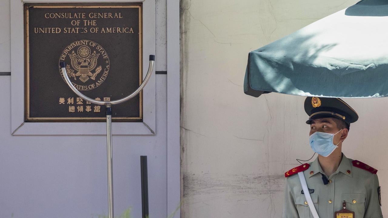 Le drapeau américain a été abaissé lundi matin au consulat des Etats-Unis à Chengdu. [Keystone/EPA - Alex Plavevski]